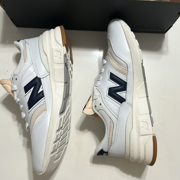 Women’s New Balance 997R White and Black Athletic  Shoes NIB - Picture 4 of 14